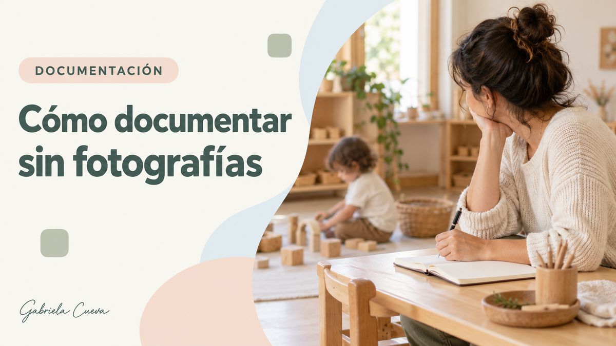 Portada del artículo «Cómo documentar sin fotografías»: una educadora toma notas en un cuaderno mientras un niño juega con bloques